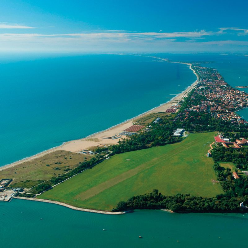 2H2PRG6 ITALY, VENETO. VENEZIA DISTRICT. VENICE CITY, VENICE LAGOON, NORTH LIDO ISLAND AT SAN NICOLO (AERIAL VIEW)