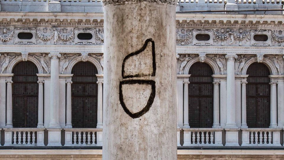 URBS SCRIPTA Corno dogale con scudo sul lato interno della Loggia Foscara di Palazzo Ducale