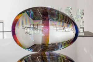 VETROBOEMO_Vaclav-Cigler-Sphere-Rainbow-Egg-unique-piece-CZ-2019-optical-glass-cm-30x40x40-courtesy-private-collection-ph.-Francesco-Allegretto